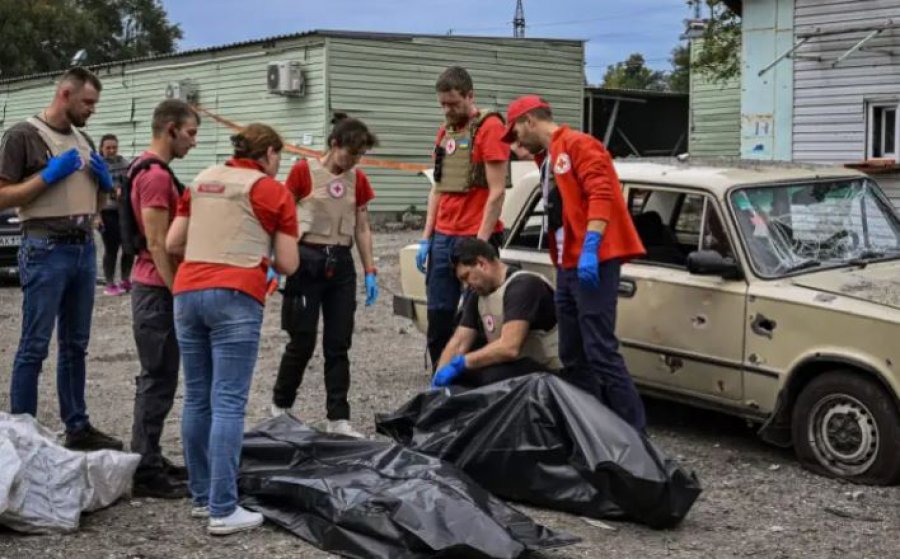 Rusët bombardojnë autokolonën e evakuimit të civilëve, 24 të vdekur në Ukrainë
