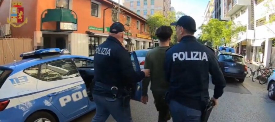 Vjedhje dhe grabitje/ Shqiptarin e lodh arratia, dorëzohet te policia italiane
