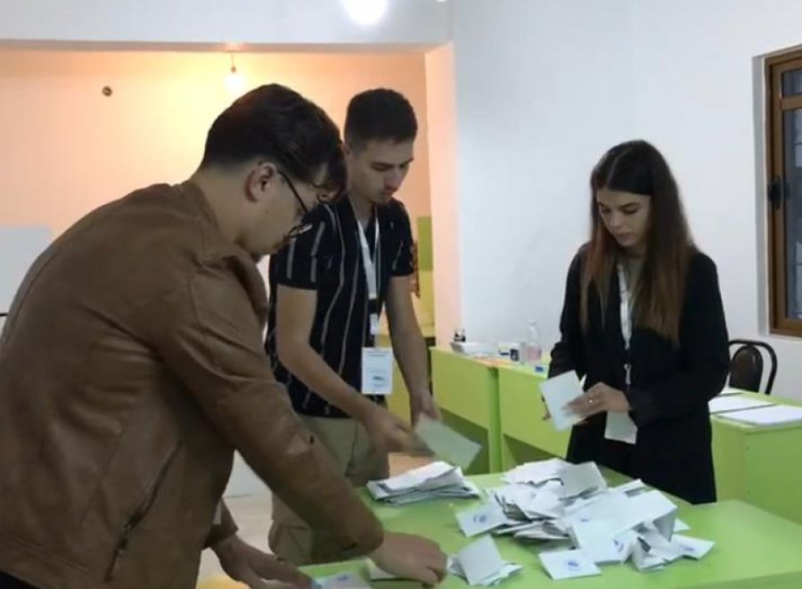 Zgjedhjet për kreun e FRPD, numërohen votat në Elbasan, Pogradec dhe Devoll