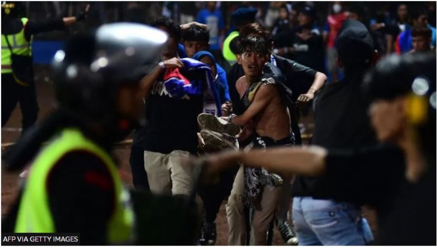 Indonezi, mbi 120 të vdekur nga përplasjet në stadiumin e futbollit