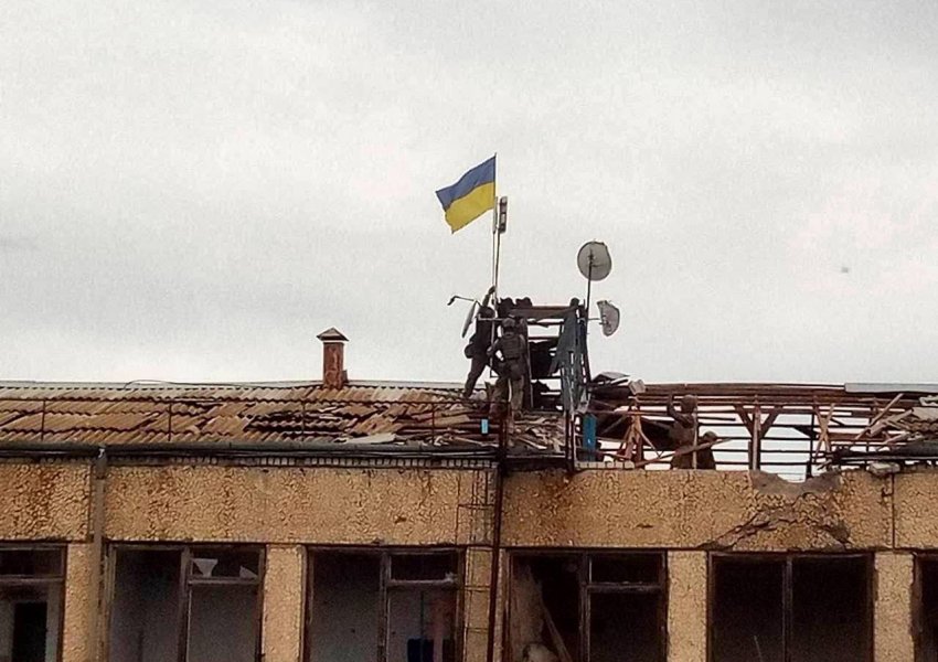 Kundërsulmi ukrainas efikas/ Ushtarët ngrenë flamurin në një tjetër qytet të ‘aneksuar’ nga Rusia