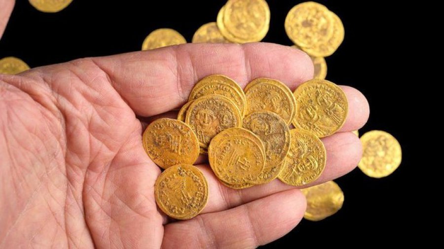 Gjendet i murosur thesari me 44 monedha ari të pastër