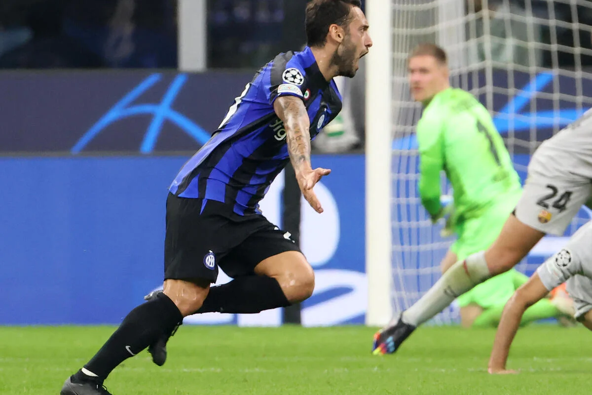 Champions League: Inter mposht Barcelonën në 'Meazza', Napoli dhuron spektakël në Amsterdam