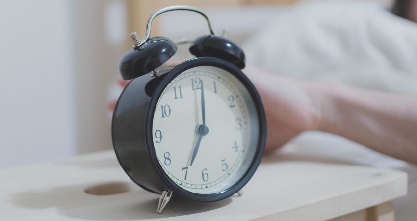Vendosja e një orari të gjumit mund t’i ndihmojë adoleshentët të flenë më shumë