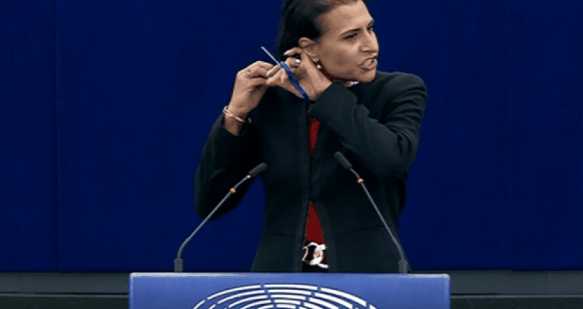 Eurodeputetja prenë flokët në foltoren e Parlamentit Evropian (VIDEO)