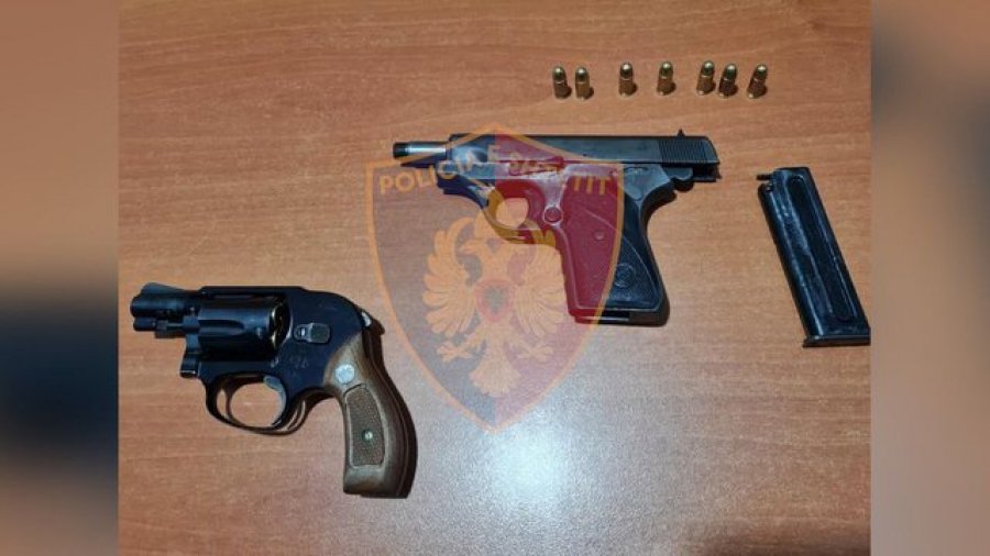 Me dy pistoleta gati për qitje, policia kap në flagrancë tre të rinjtë në Durrës