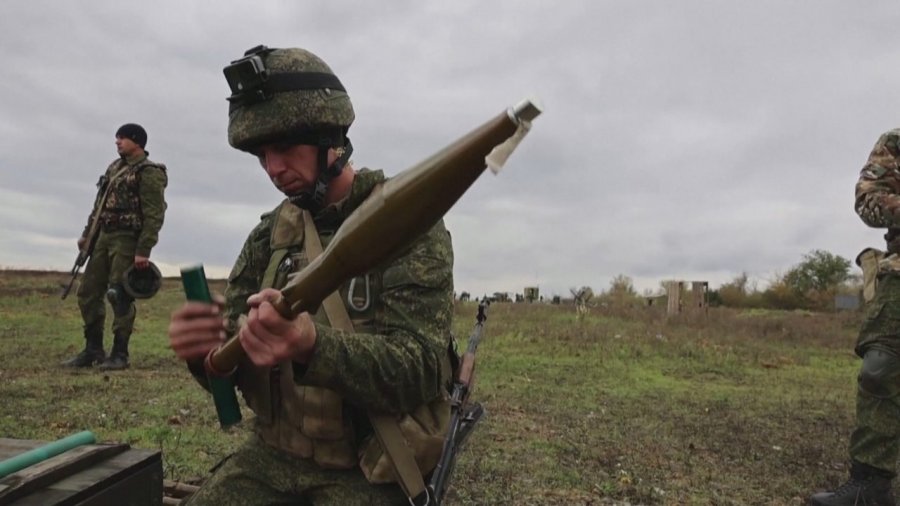 Rusia paralajmëron SHBA: Po përfshihet në konflikt, duke furnizuar Ukrainën me armë