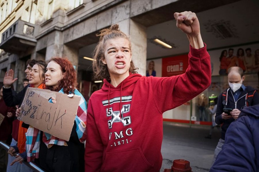 Hungari, studentët rreshtohen zinxhir në të gjithë Budapestin, në mbështetje të grevës së mësuesve
