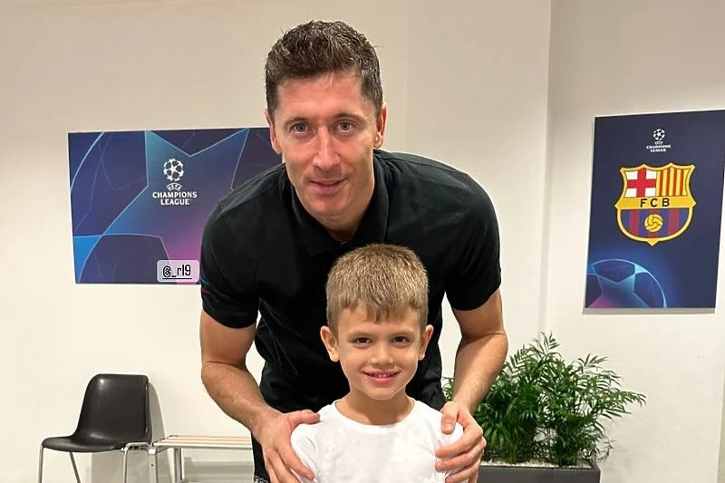 FOTO/ Dzeko prezanton djalin e tij me Lewandowskin, ja dhurata që mori nga ylli i Barcelonës
