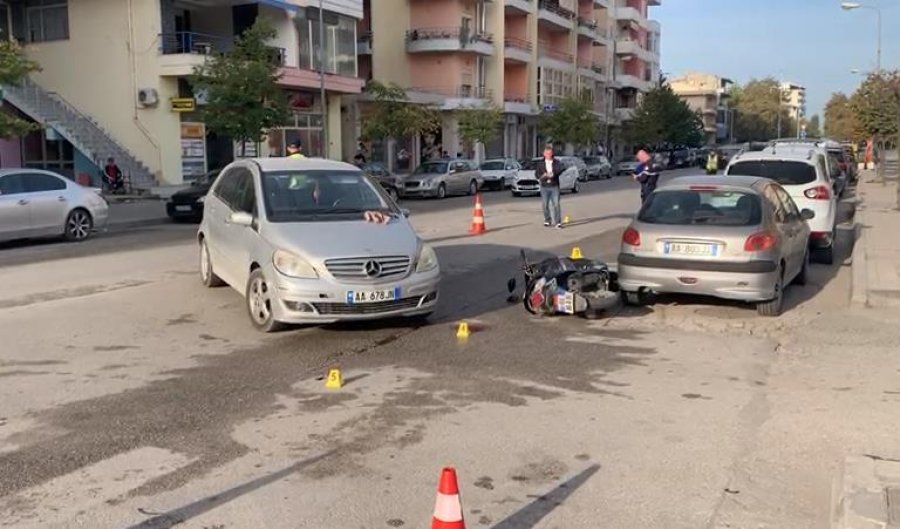 VIDEO/ Aksident në Vlorë, makina përplas motomjetin, plagoset drejtuesi