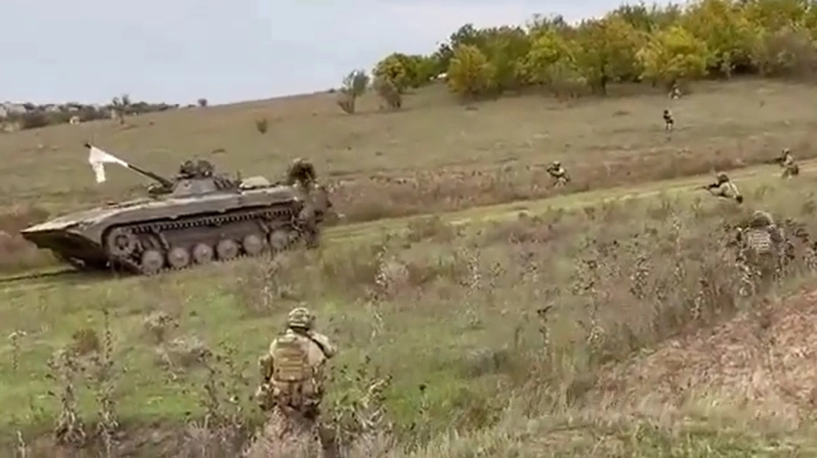 VIDEO/ Rusët dorëzohen tek ushtarët ukrainas, ngren flamurin e bardhë