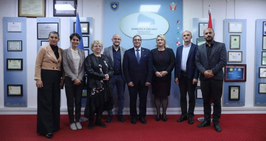 Gjilani përgëzohet për transmetimin e seancave të Kuvendit Komunal në gjuhën e shenjave  