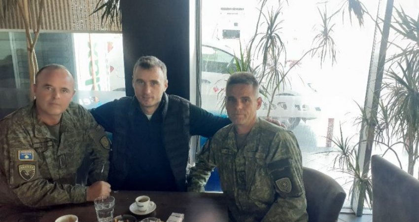 Ushtarët e FSK-së gjejnë kuletën me 600 euro dhe dokumente, ia dorëzojnë pronarit