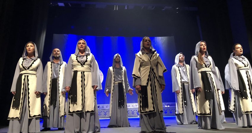 Teatri i Gjilanit shfaq 'Viganët' në Ferizaj