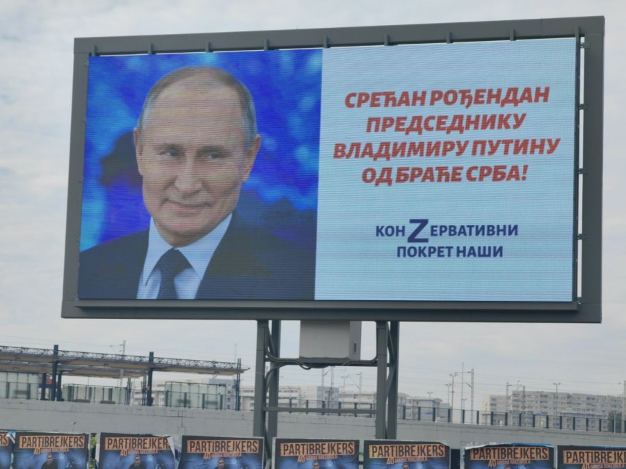 Billborde me imazhin e Putinit u shfaqën në Beograd, e urojnë për ditëlindjen