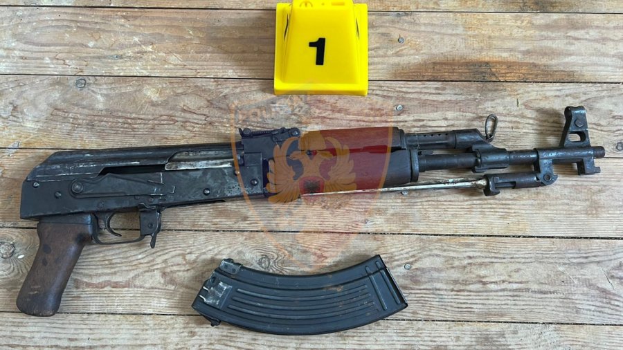 EMRI/ Kontrolli 'blic' zbulon armën e fshehur në sediljen e automjetit, arrestohet 19-vjeçari në Mirditë