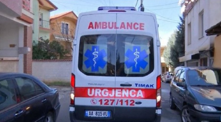 Rrëzohet aksidentalisht 3-vjeçarja në një kopsht në Korçë, transportohet drejt spitalit