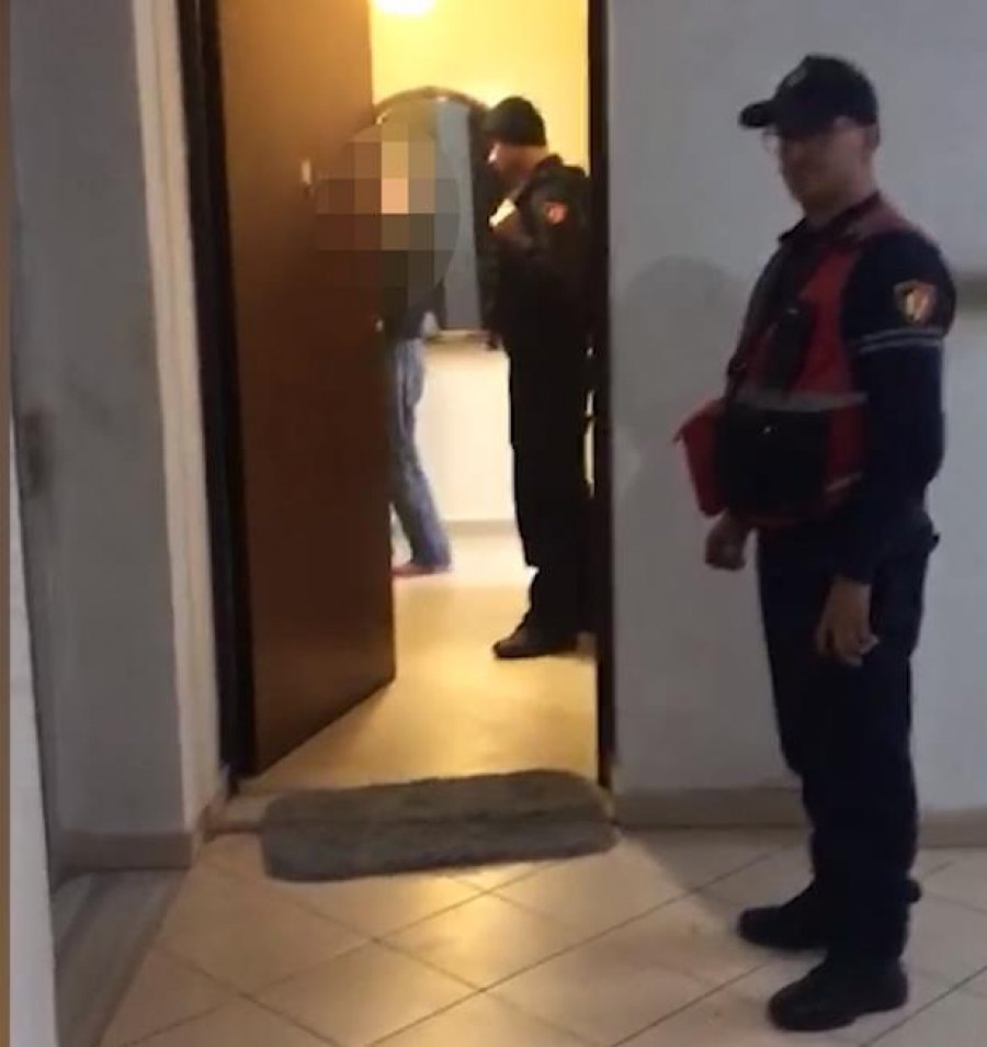 Kapet një shpërndarës i madh droge në Elbasan, që e kishin lënë në arrest shtëpie për dhunë në shtëpi