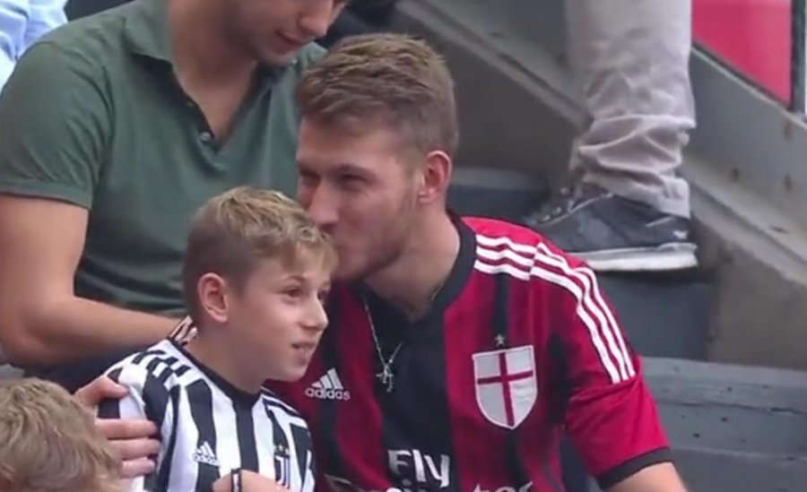 VIDEO/ Rivalë të mëdhenj në fushë, por Milan-Juventus bën bashkë tifozët në shkallët e stadiumit