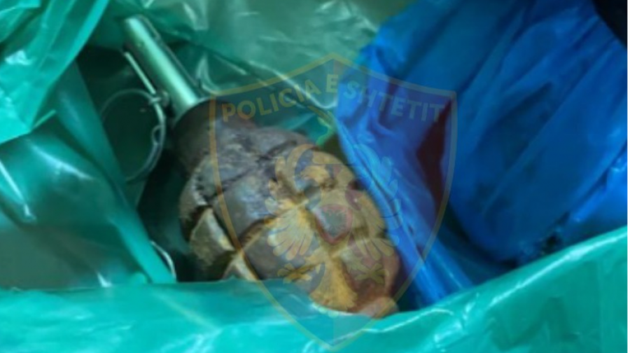 Gjenden 4 granata dhe 2 kapsolla detonatore në parkingun e një lokali në Tiranë 