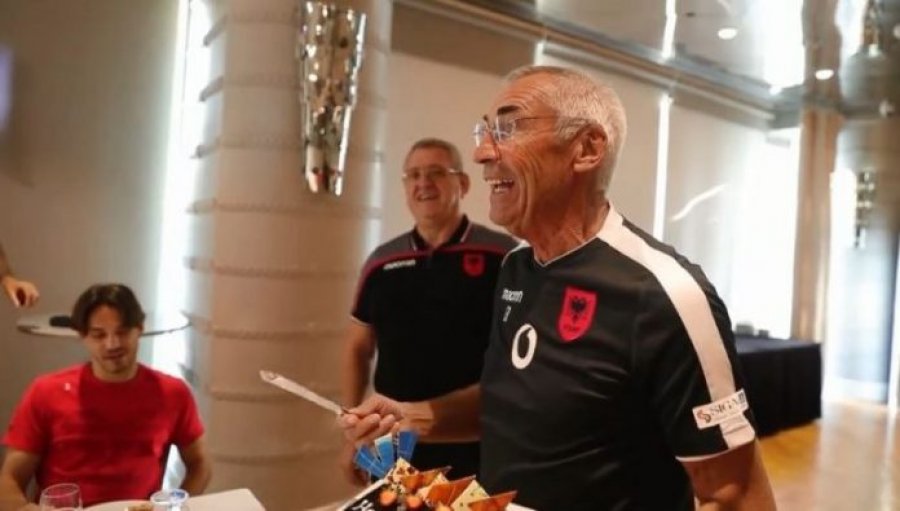 Reja feston 77-vjetorin e lindjes, trajneri i dytë më i vjetër që drejton një kombëtare