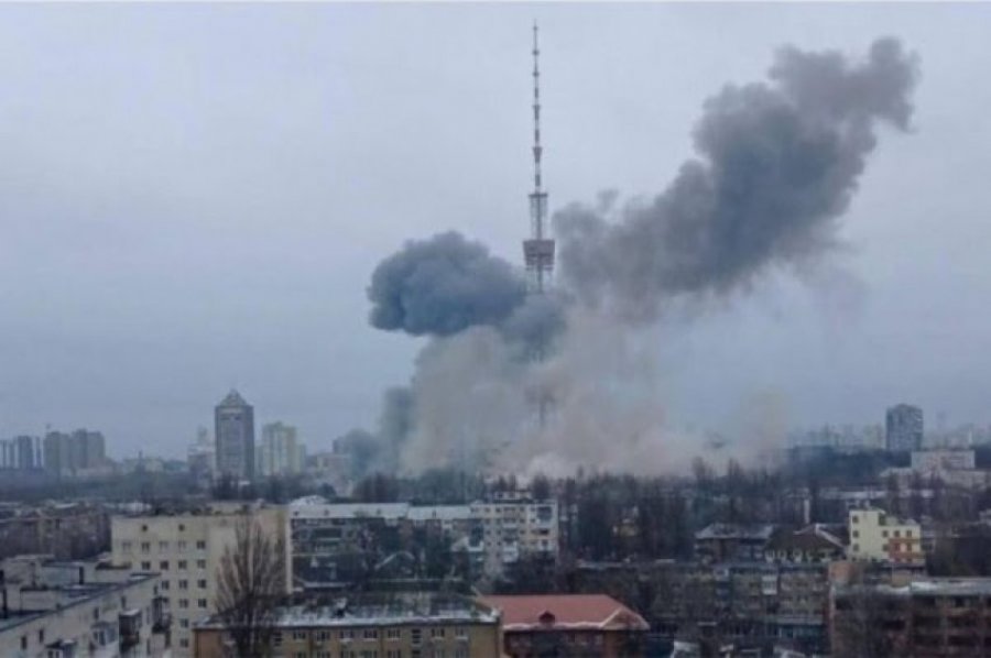VIDEO/ Shpërthime të shumta në kryeqytetin e Ukrainës, shikoni reagimin e gazetarit të BBC