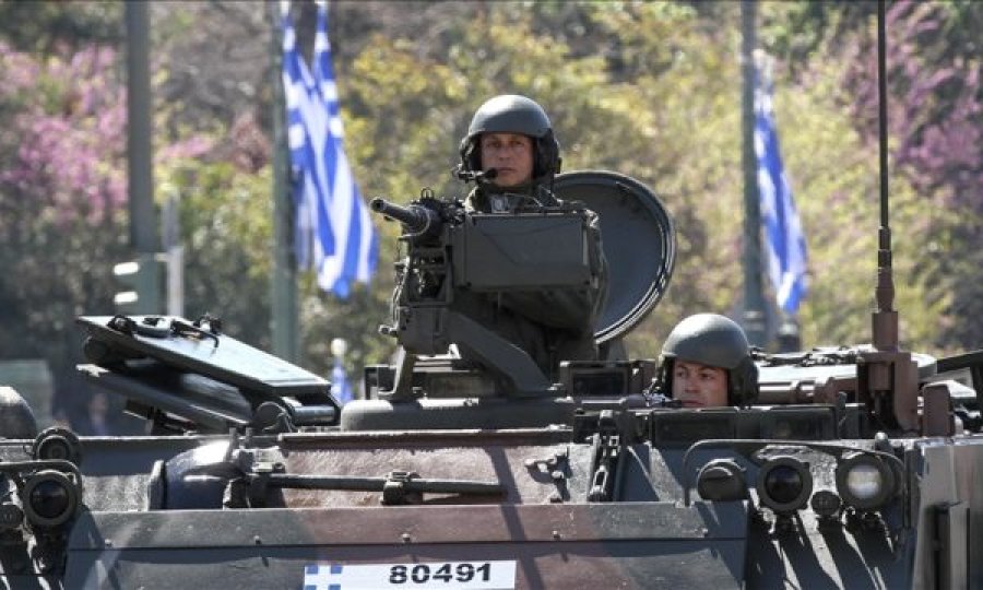 VIDEO/ ‘Ushtria jonë ka rënë!’, shpërthen gazetari: Këngë shqiptare nën uniformën ushtarake greke