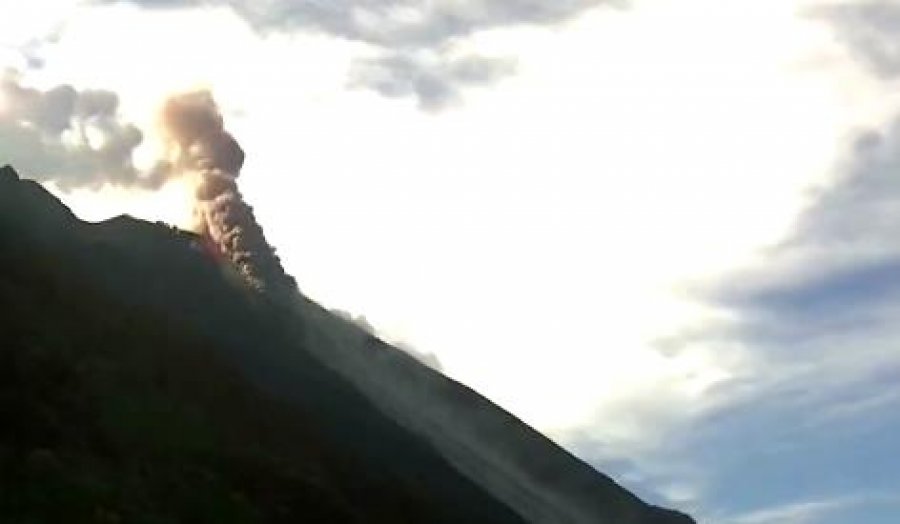 VIDEO/ Shpërthen një nga vullkanet më aktivë në botë