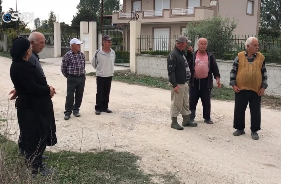 VIDEO-SYRI TV/ Patos, banorët ngrihen në protestë: Nuk ka investime prej vitesh, 400 m rrugë e amortizuar