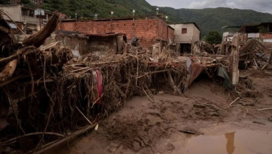 Dheu e balta rrëmbejnë shtëpitë, rrëshqitje katastrofike toke në Venezuelë