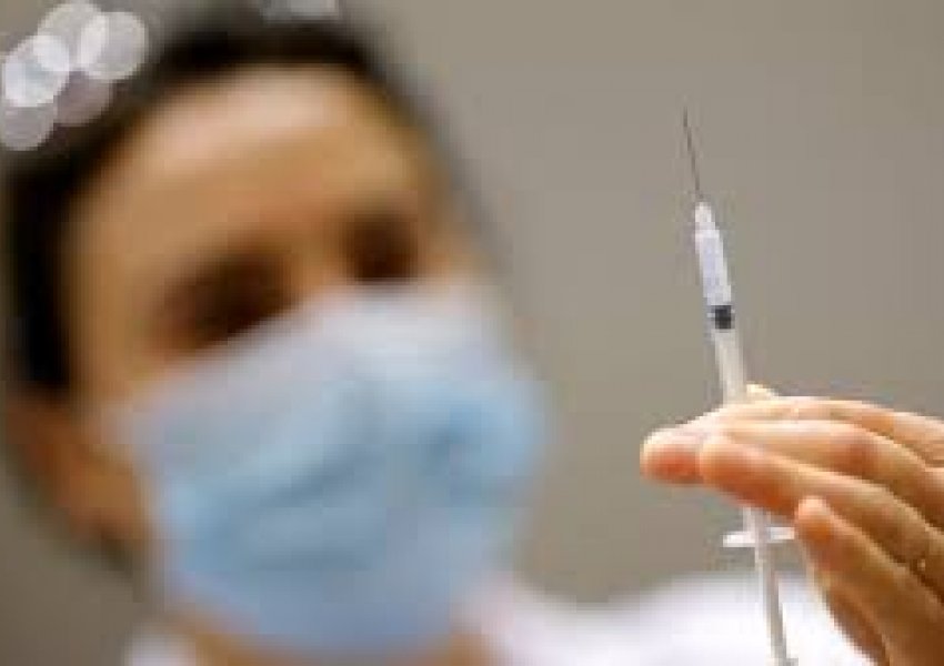 Zhgënjejnë testet e para njerëzore të vaksinës intranazale të Oxford dhe AstraZeneca