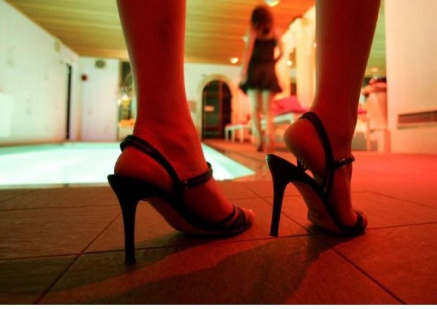 Qendra e masazhit ‘çerdhe’ prostitucioni, arrestohen 3 vajza në Tiranë