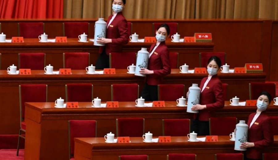 VIDEO/ Mos e humbisni, në Kongresin e Partisë Komuniste Kineze edhe çaji shërbehet me disiplinë ushtarake