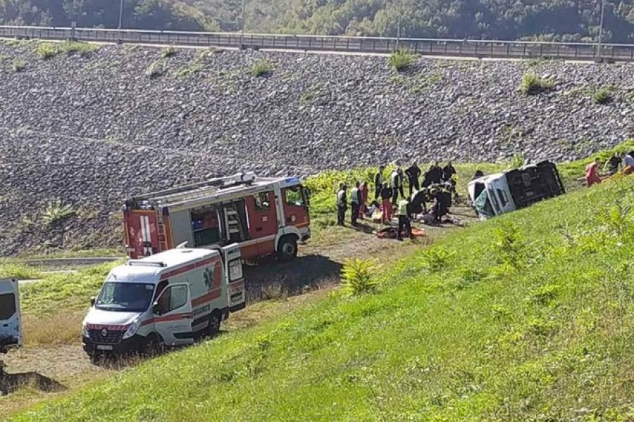 Përmbyset autobusi me pasagjerë në Serbi, viktima dhe të plagosur