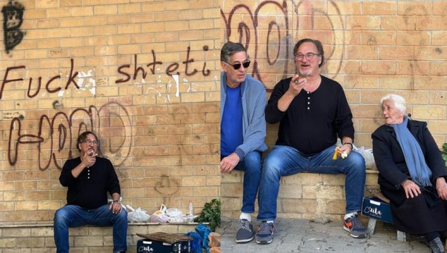 Jim Belushi vjen në Shqipëri, pozon me të moshuarën që shet perime në rrugë 