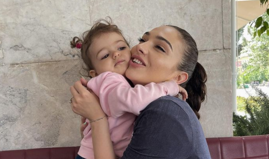 Postoi foto duke puthur vajzën e saj në buzë, Jonida Vokshi flet për herë të parë: Unë e puth kudo