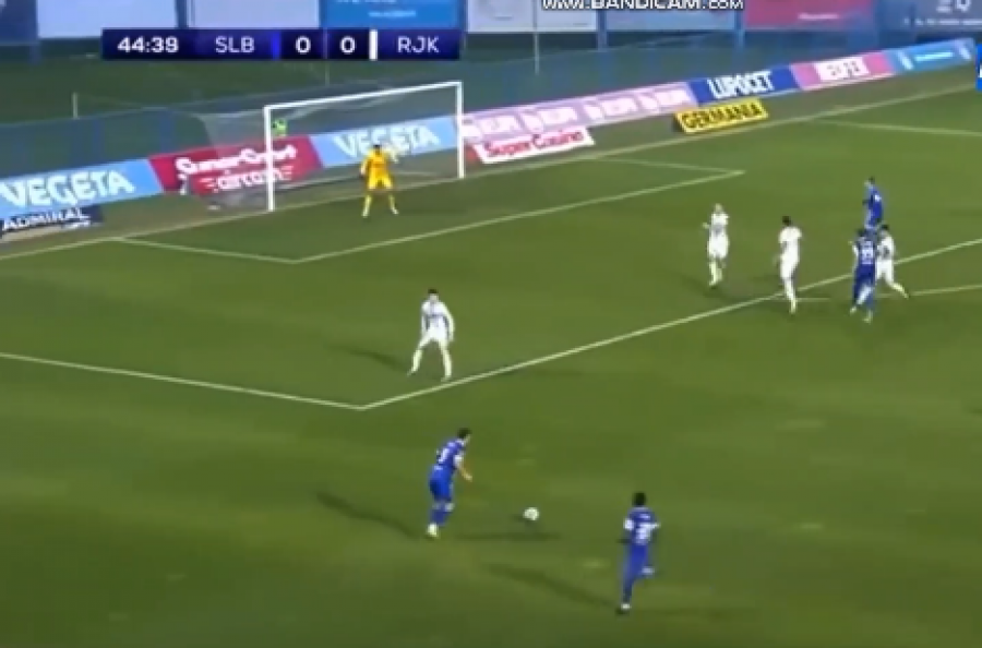 VIDEO/ Futbollisti shqiptar shënon një gol të rrallë, topi merr trajektore të çuditshme