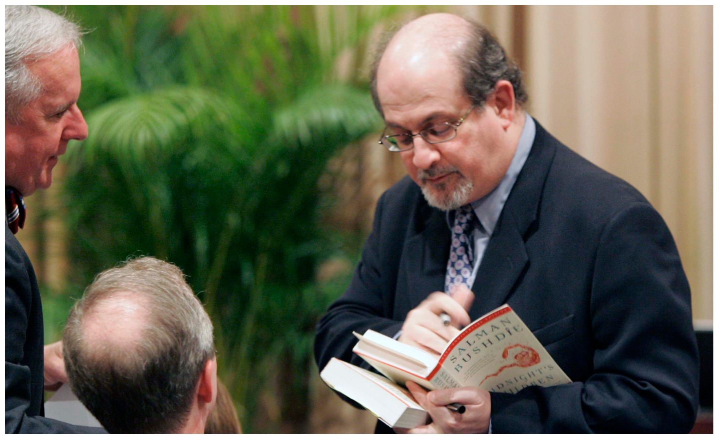 Salman Rushdie humb shikimin në njërin sy dhe lëvizshmërinë e dorës 