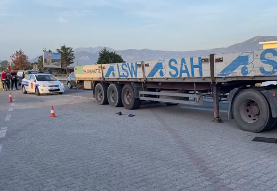 VIDEO/ Aksident tek kryqëzimi i Shënkollit, kamioni përplas 75-vjeçarin, dërgohet në spital