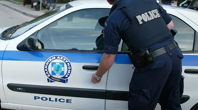I kërkuar për trafik droge, kapet me armë shqiptari në Selanik! Gjatë kontrollit në banesë policia i gjeti…