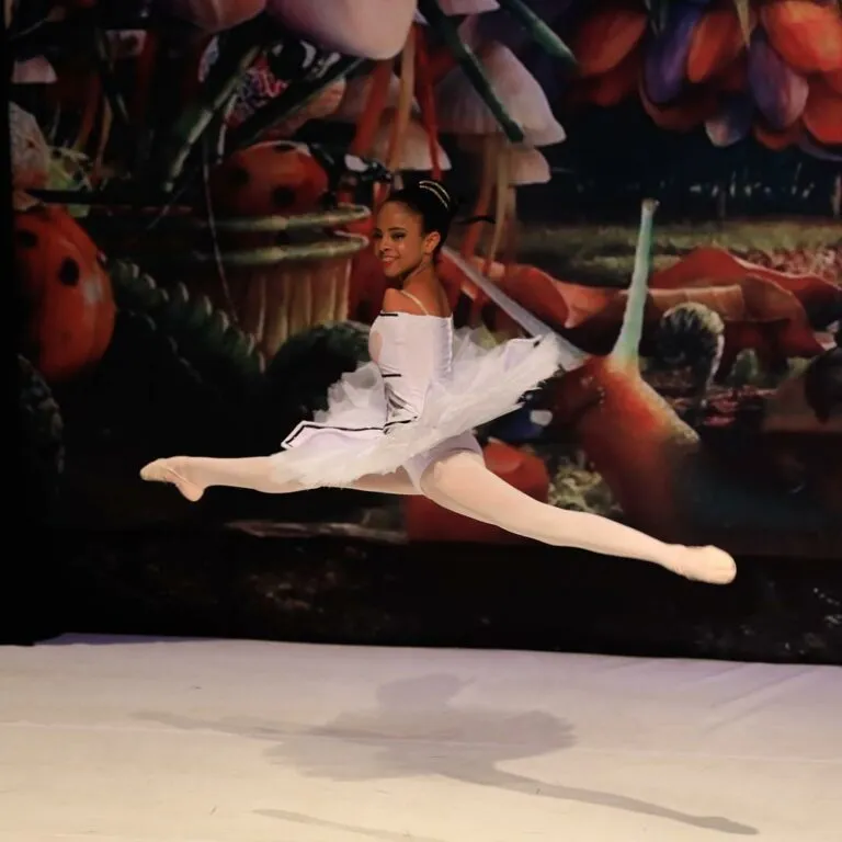 VIDEO/  Historia e pabesueshme e balerines që “sfidon” gravitetin
