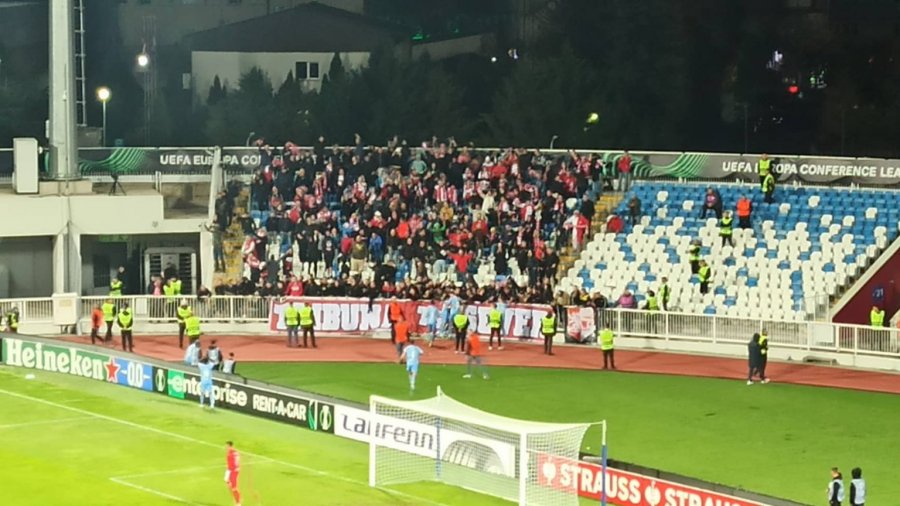 Heshtje në 'Fadil Vokrri', Slavia shënon 15 minuta pa përfunduar ndeshja