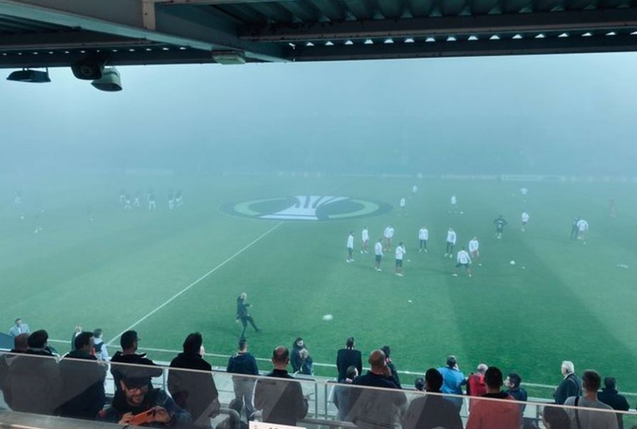 Mjegulla e dendur e bën të pamundur zhvillimin e ndeshjes në Conference League