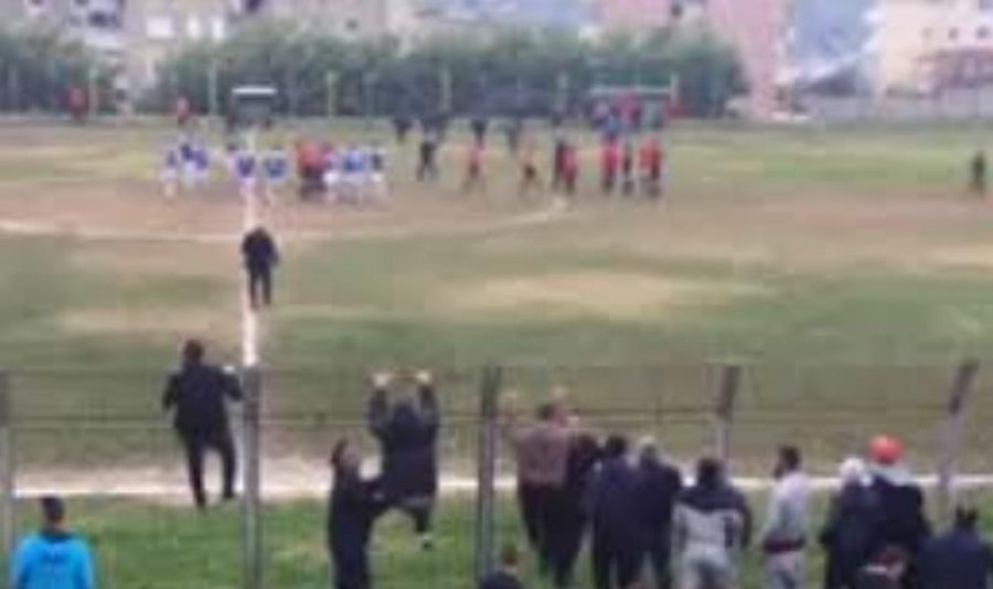 Dëmtoi arbitrin me gurë gjatë ndeshjes së skuadrave të Delvinës dhe Elbasanit, arrestohet 50-vjeçari