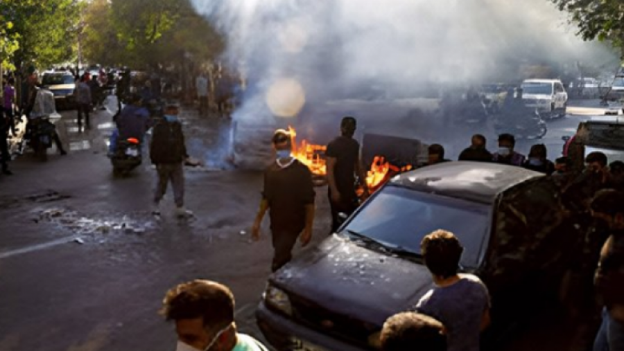 Protesta/Studentët iranianë përplasen me policinë