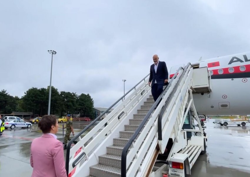 'Ushtari i Vuçiçit'/ Kryeministri i vendit më të varfër e korruptuar shkon me avion personal në Beograd