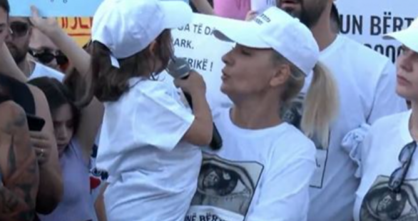 'Dua të dal në park pa frikë', vogëlushja i prek të gjithë me mesazhin në protestë