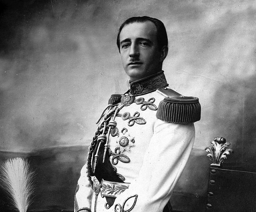 Më 1 shtator 1928, Ahmet bej Zogolli u shpall 'Mbret i shqiptarëve'