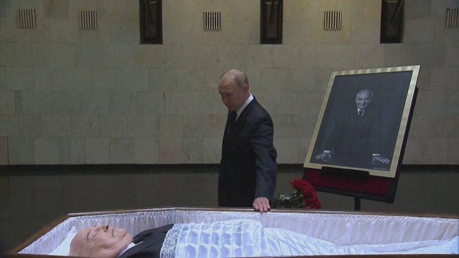 Putin nuk merr pjesë në funeral, vetëm kryen homazhe për Gorbachev