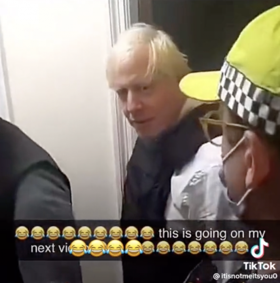 VIDEO/ Kryeministri britanik pjesë e operacionit të bastisjes me policinë, ja çfarë ndodhi